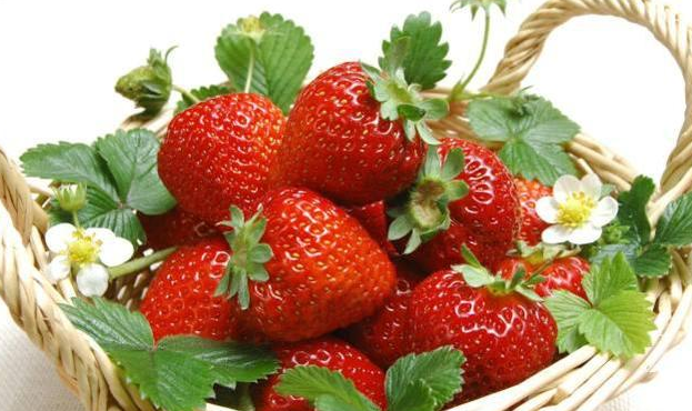 草莓营养丰富，孕妈可在饭后吃，但在清洗时最好用它泡一泡