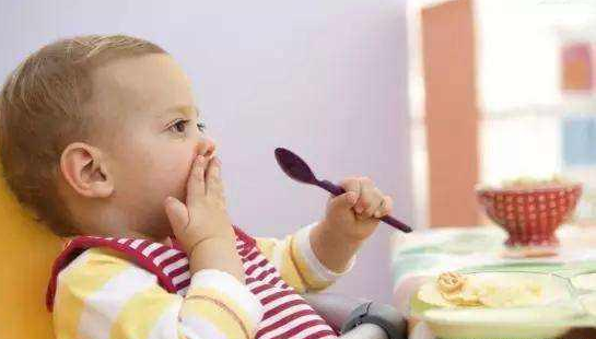 宝宝喂养难题：吃辅食便秘、孩子将食物含嘴里不下咽，怎么办才好